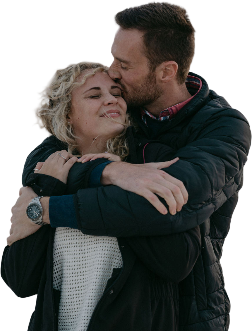 Kobus en Elrine omhels op die strand