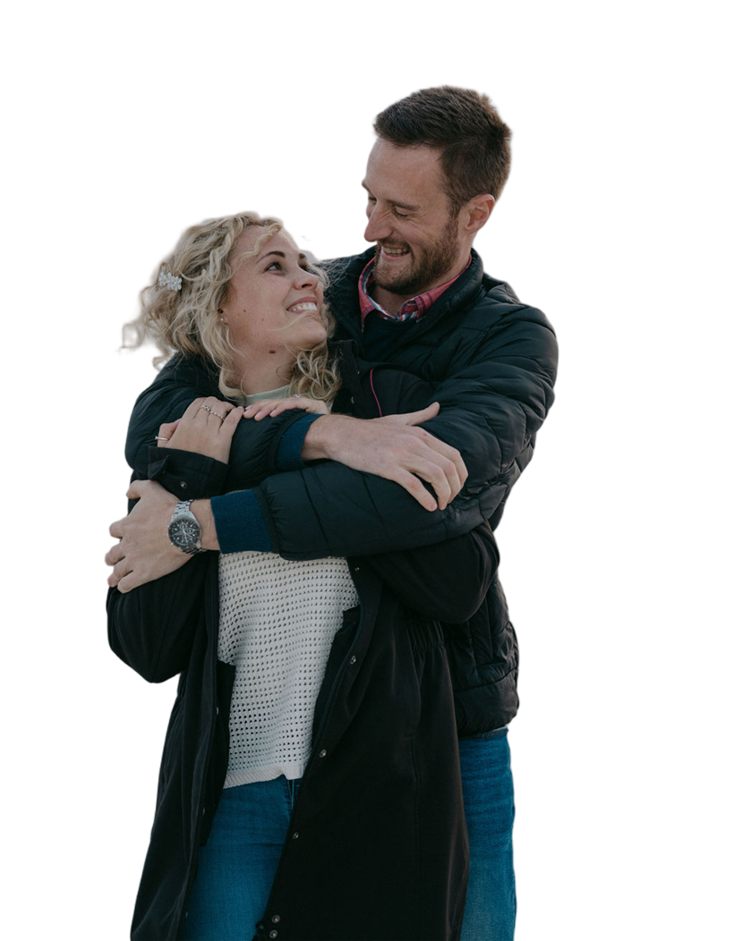 Kobus en Elrine omhels; Elrine kyk op na die hemel