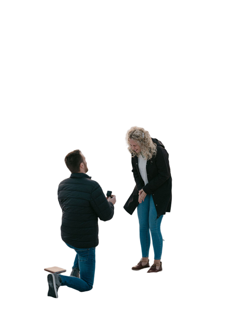Kobus op een knie vra Elrine op die strand