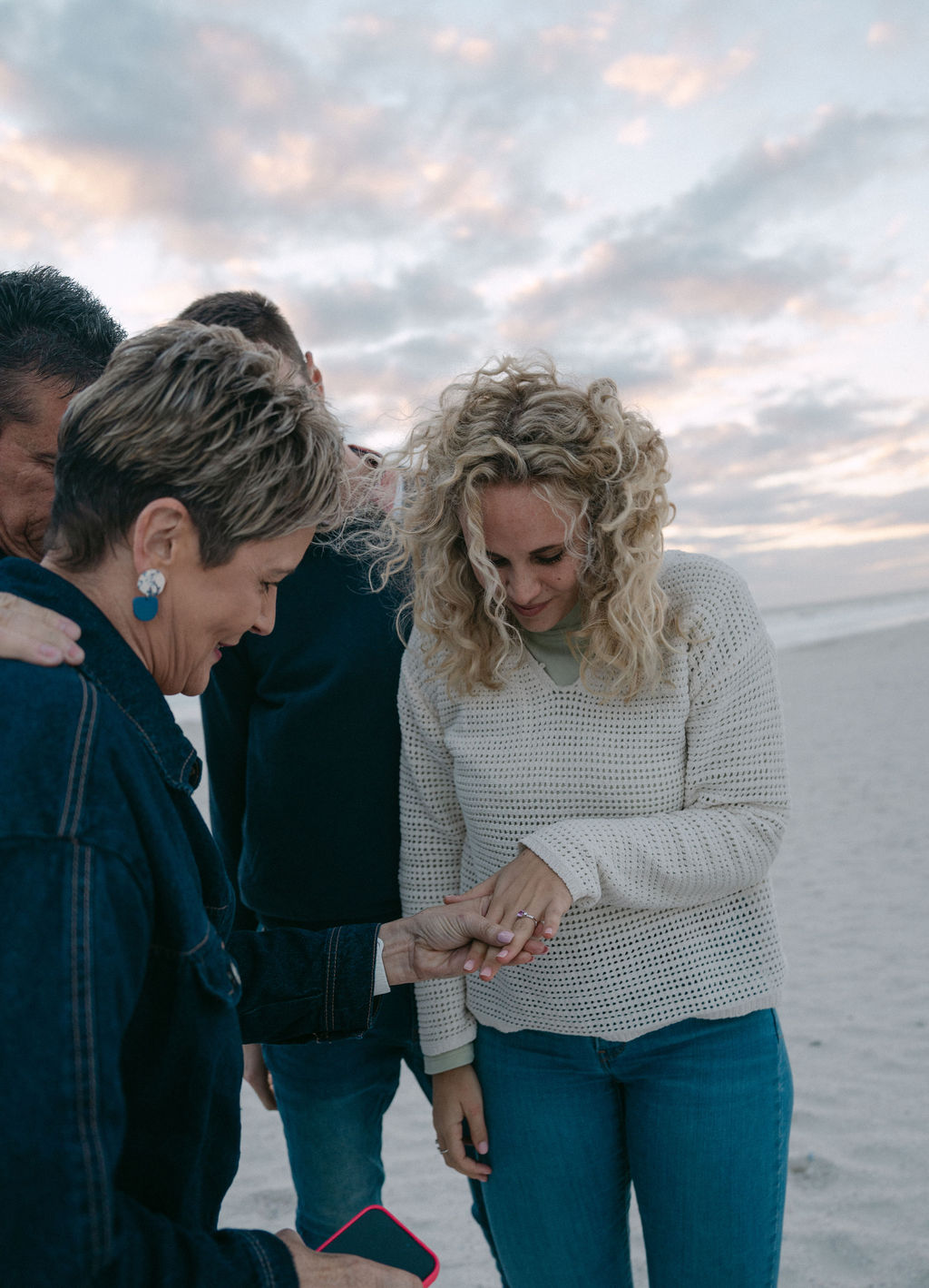 Elrine wys haar ring vir haar ma teen sonsondergang