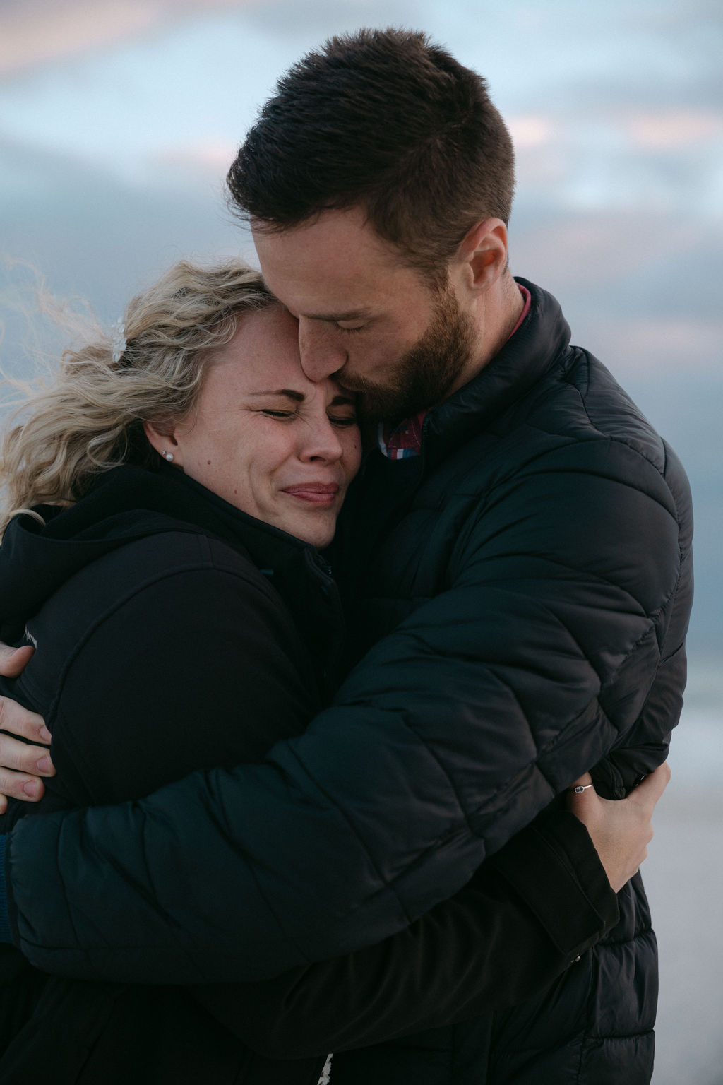 Kobus en Elrine in 'n emosionele omhelsing