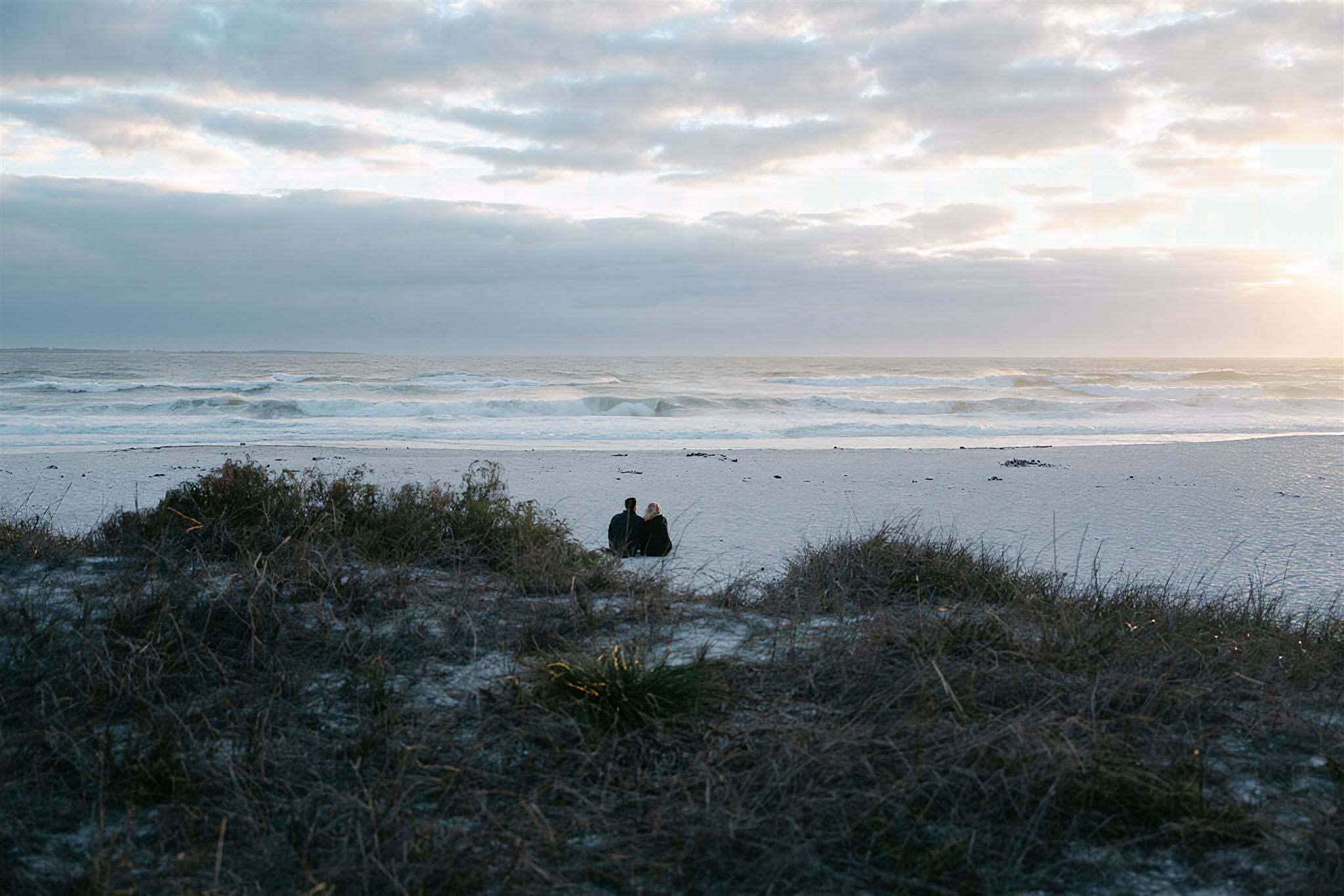 Kobus en Elrine op die strand met sonsondergang oor die see