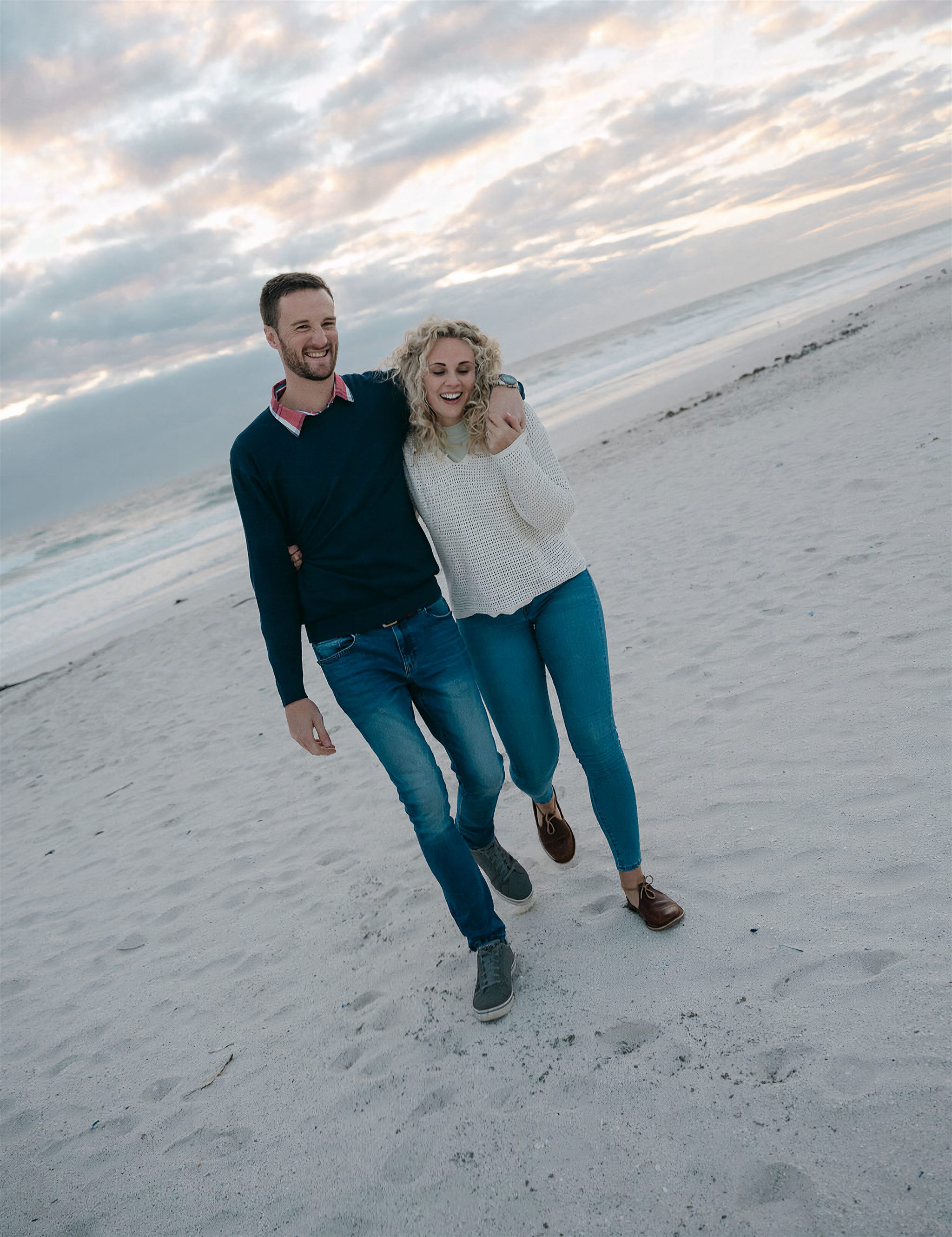 Kobus en Elrine lag saam, swart-en-wit foto